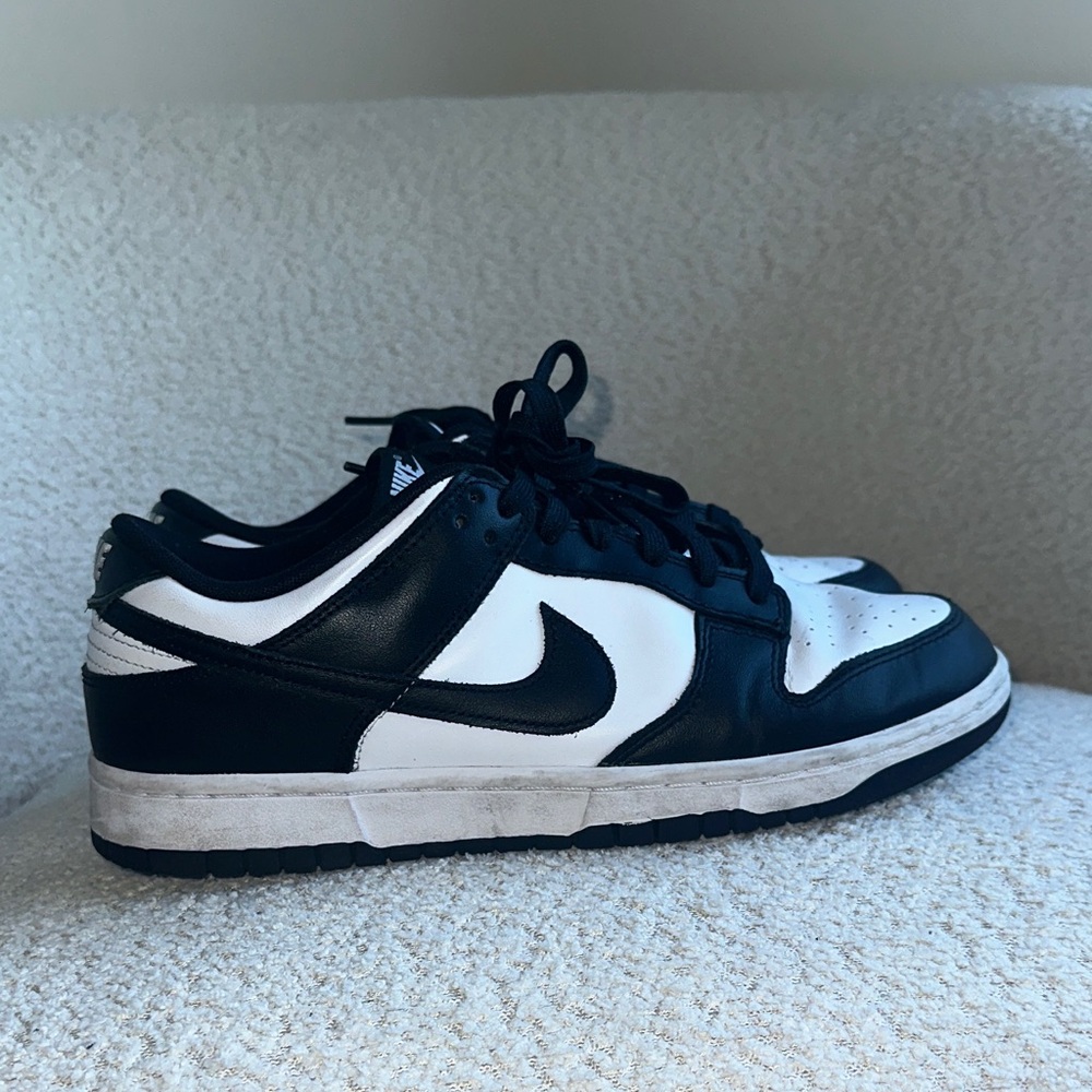 Nike Men's Black and White Low-Top Sneakers